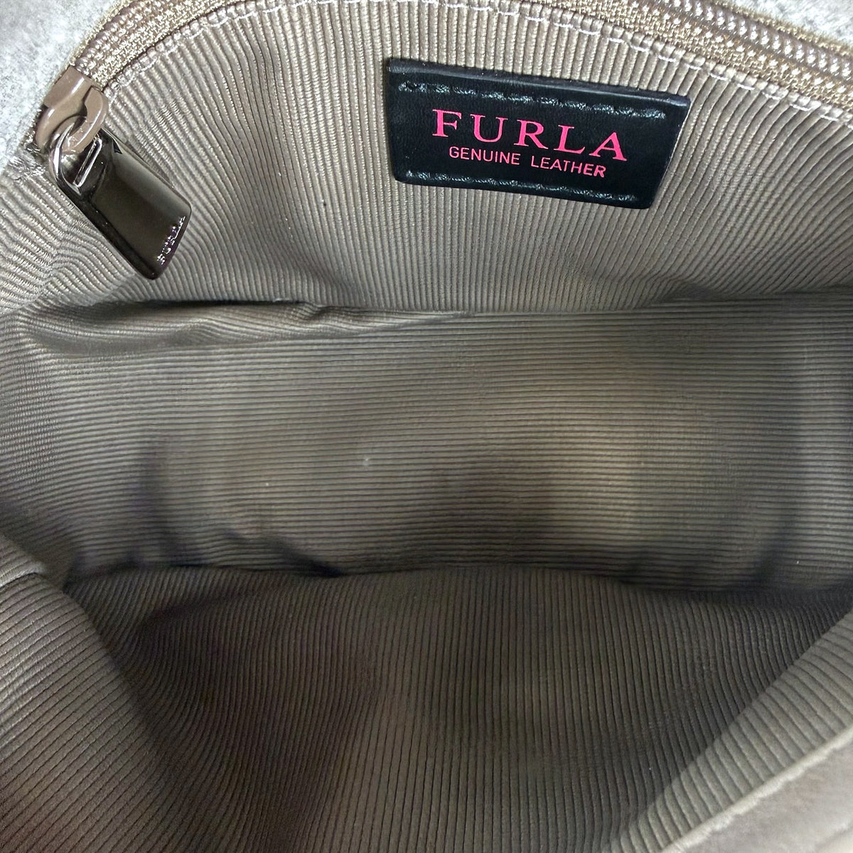 Authentic Furla Deliziosa Quilted Crossbody Bag in Cream Leather with Silver Hardware - 04_inside.jpg