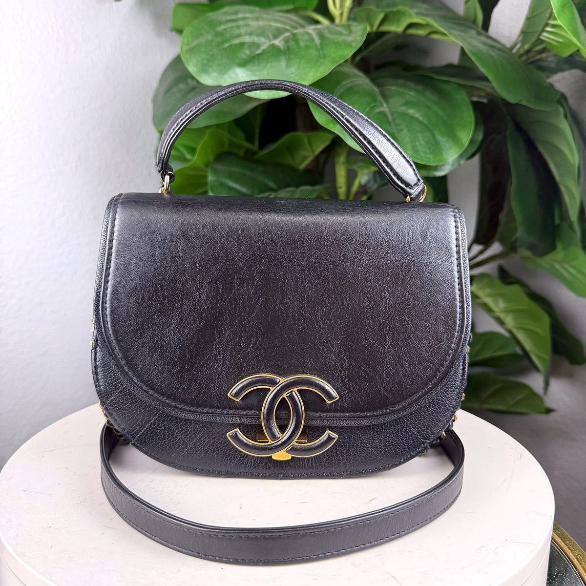 Authentic Chanel Curved Flap Bag Black Calfskin Gold CC - 02_photo.jpg