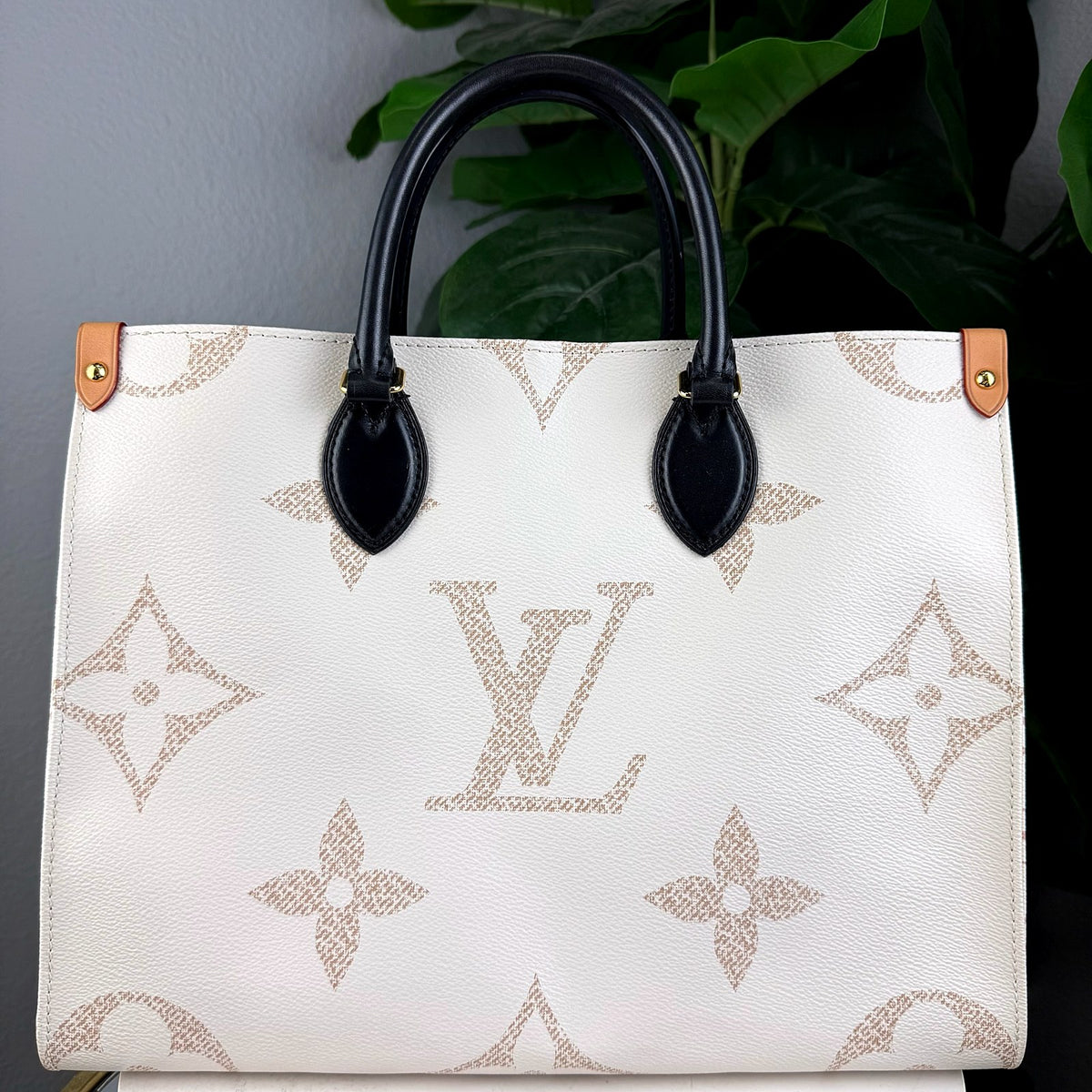 Authentic Louis Vuitton OnTheGo MM Monogram Empreinte Cream Tote Bag - 02_photo.jpg