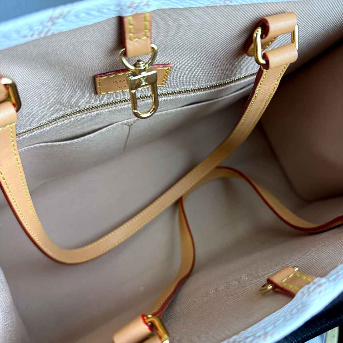Authentic Louis Vuitton OnTheGo MM Monogram Empreinte Cream Tote Bag - 04_inside.jpg