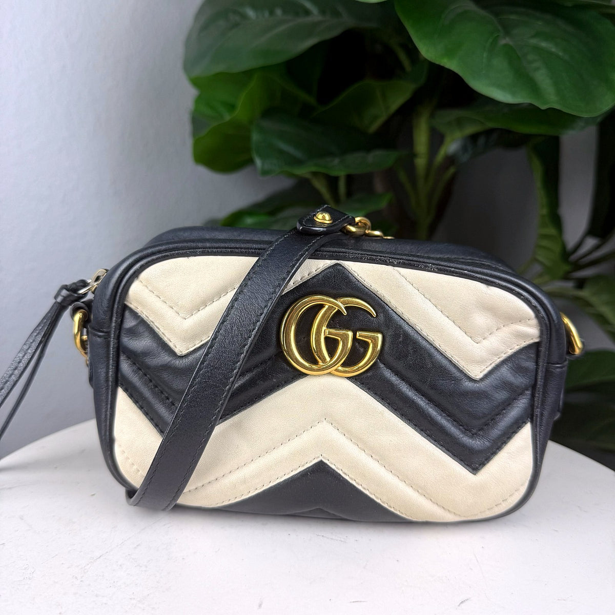 Authentic Gucci GG Marmont Small Matelassé Camera Bag Black White - 01_photo.jpg