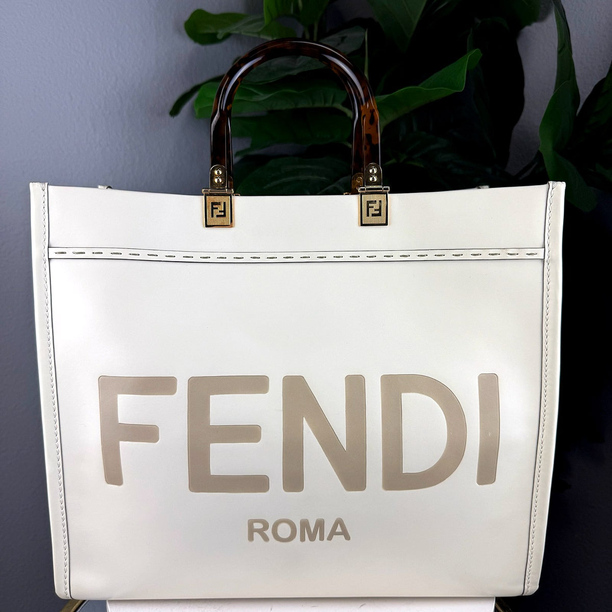 Authentic Fendi Sunshine Medium White Leather Tote with Logo - 01_photo.jpg