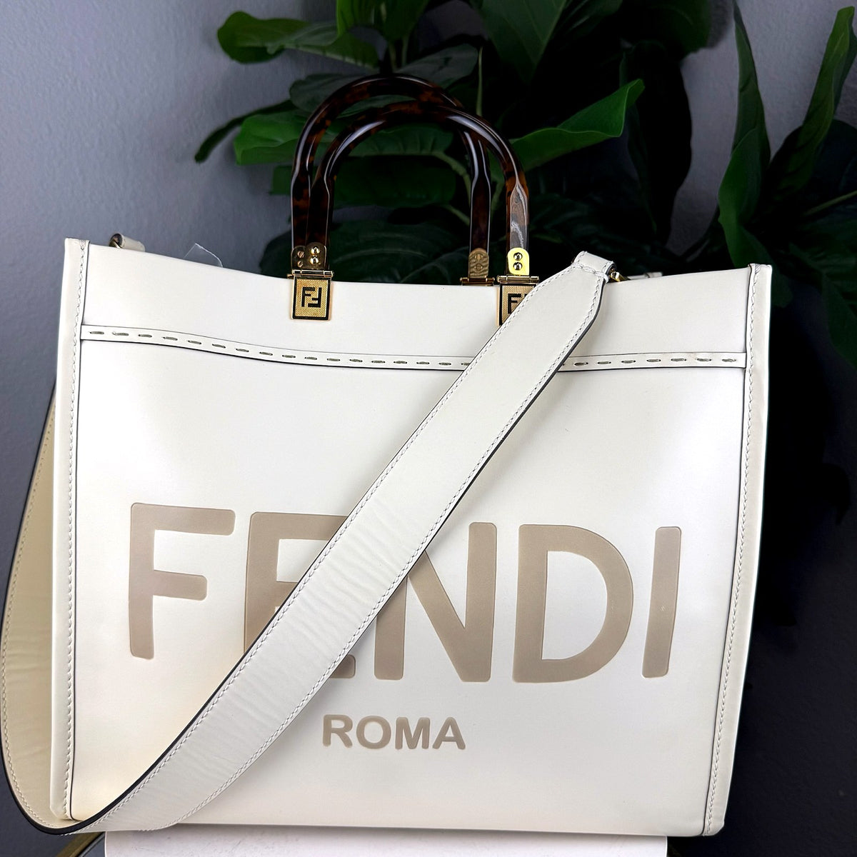 Authentic Fendi Sunshine Medium White Leather Tote with Logo - 02_photo.jpg