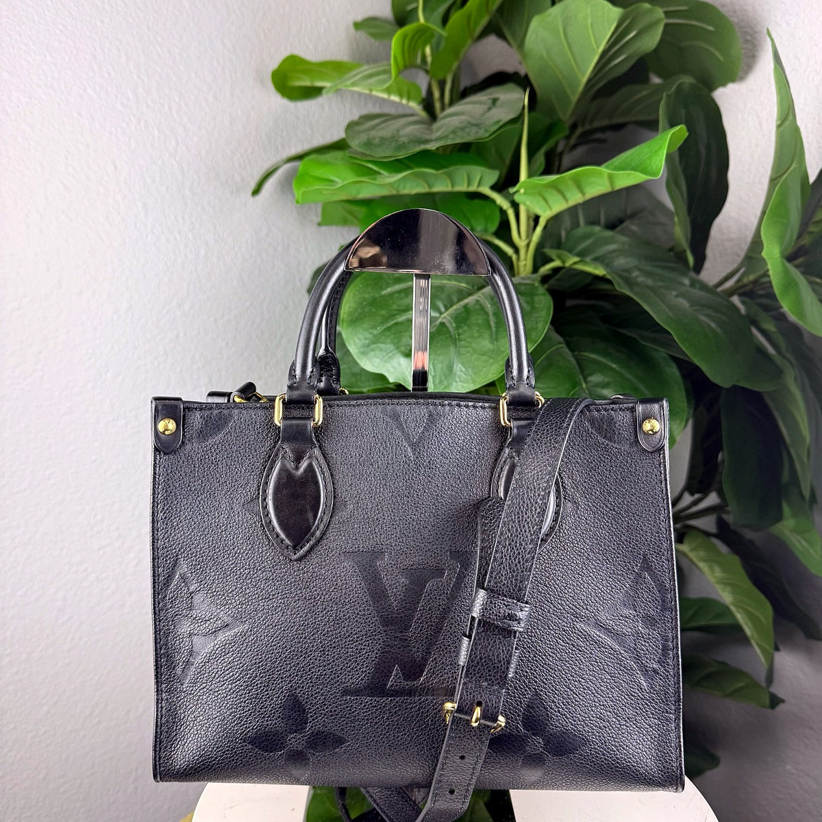 Authentic Louis Vuitton OnTheGo PM Black Empreinte Leather Tote Bag - 01_photo.jpg