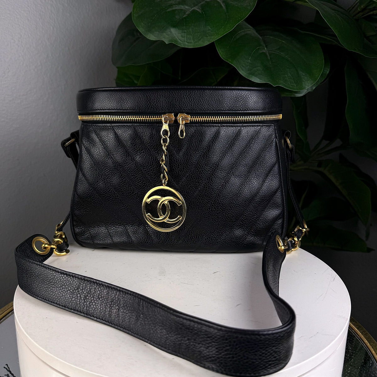 Authentic Chanel Quilted Caviar Vanity Case Crossbody Bag Black Gold Hardware - 01_photo.jpg