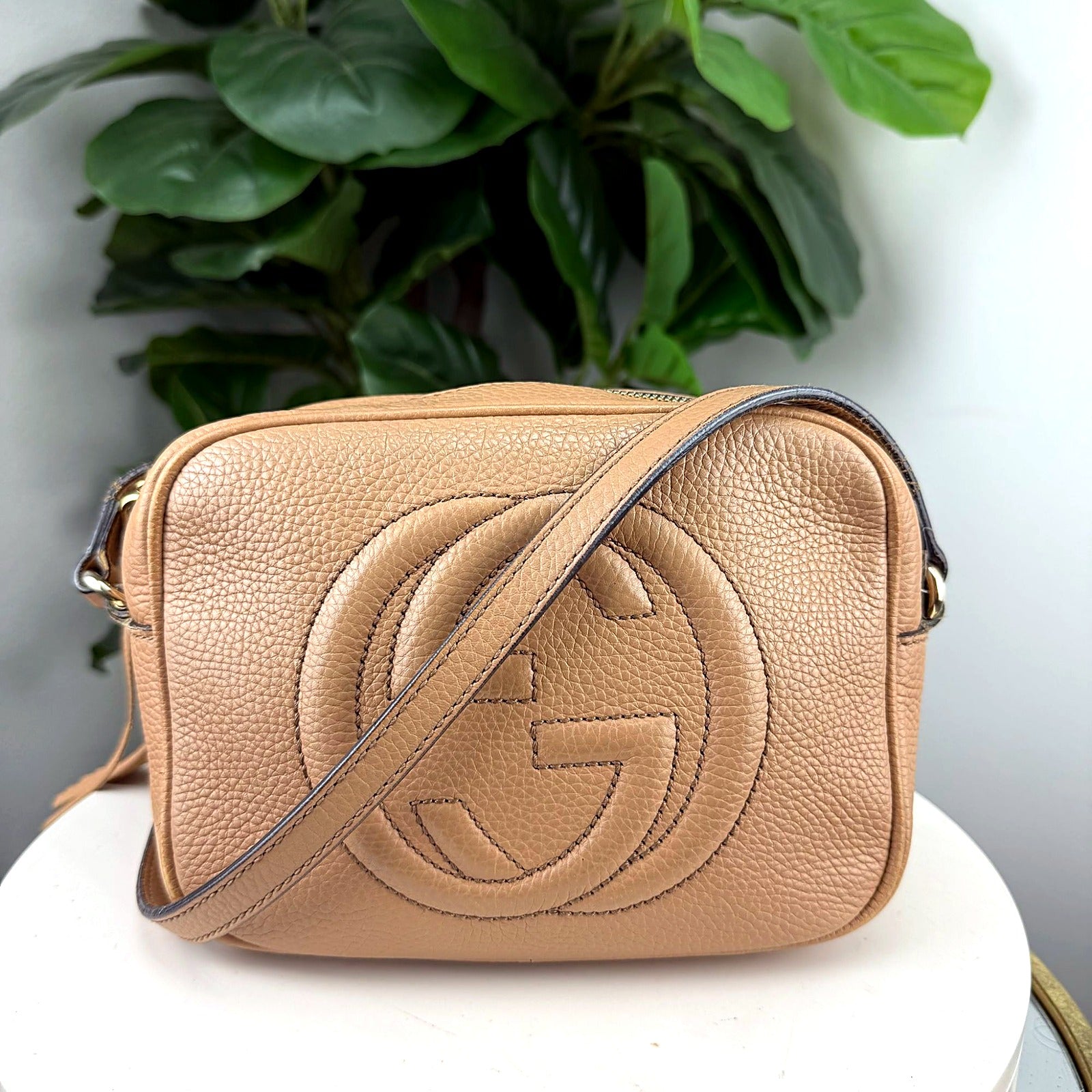 Gucci Soho disco crossbody tan front