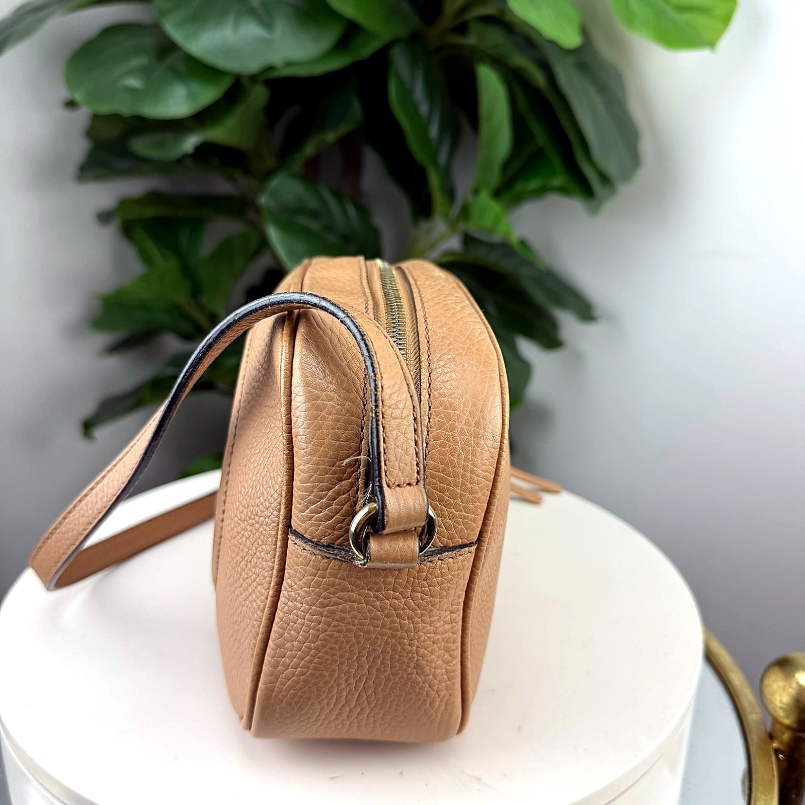 Gucci Soho disco crossbody tan back