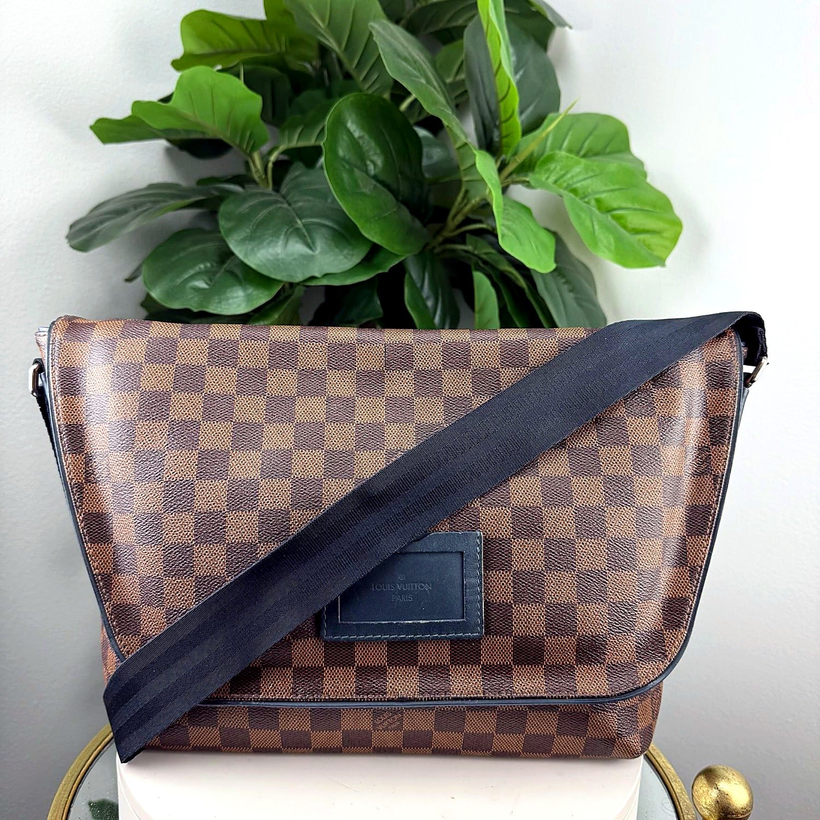 Louis Vuitton Damier Ebene messenger crossbody front