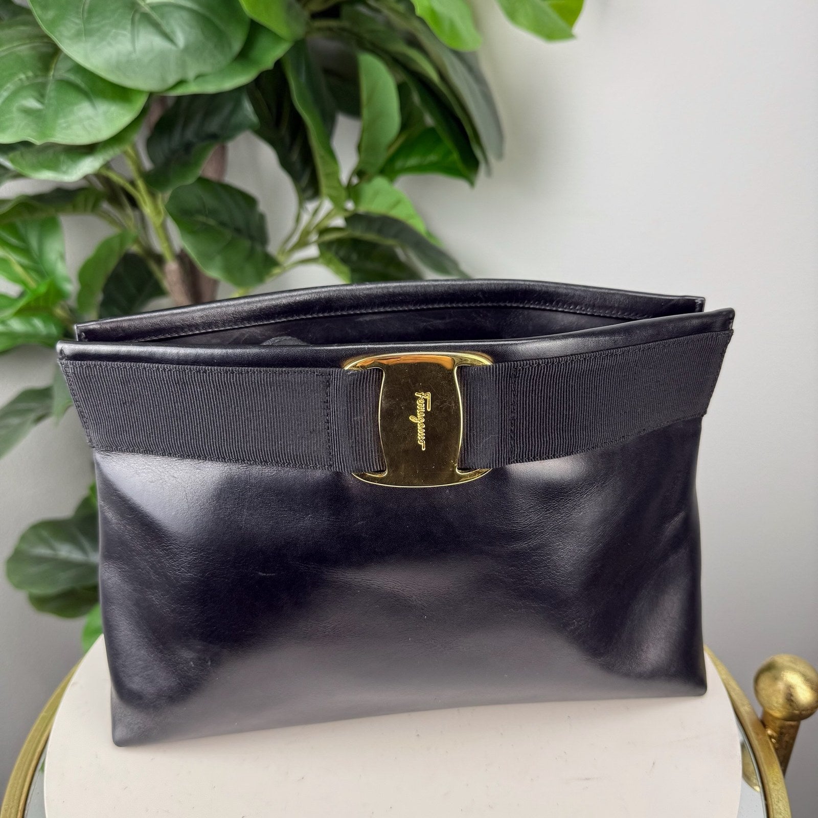 Ferragamo Vara bow crossbody - front