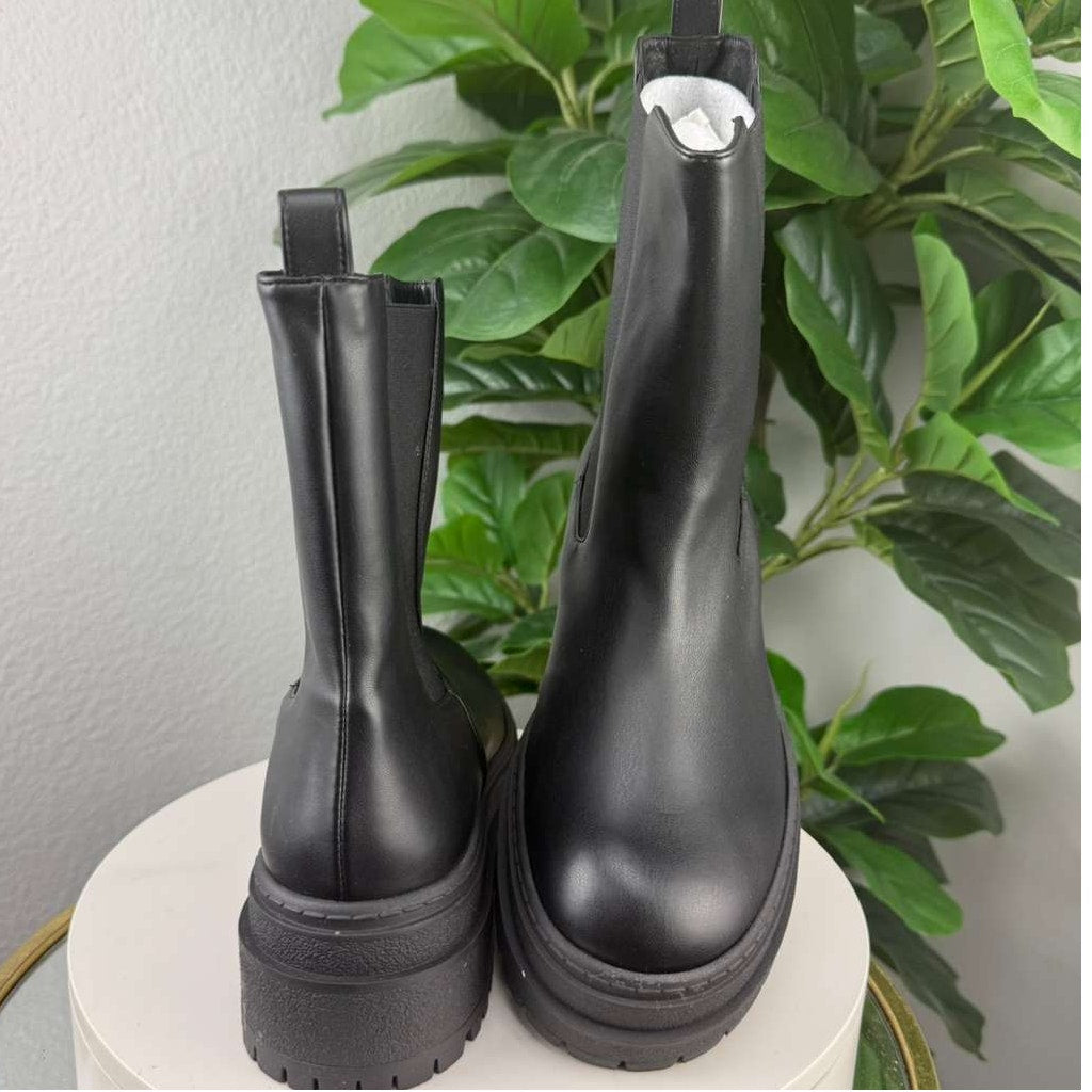 Good American Leather Chelsea Pull On Boots Black Size 10