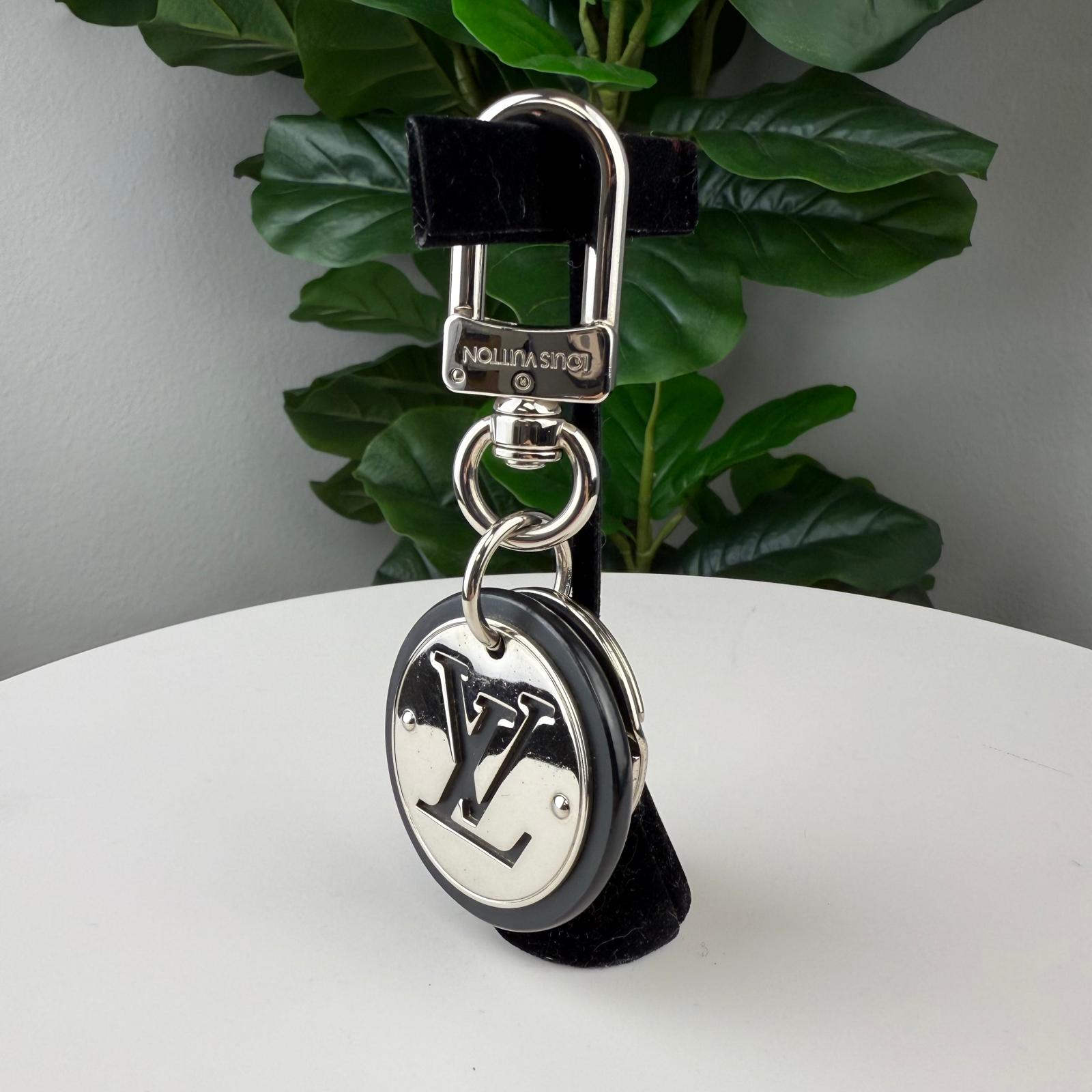 💎Authentic Louis Vuitton LV Cut Circle Key Holder