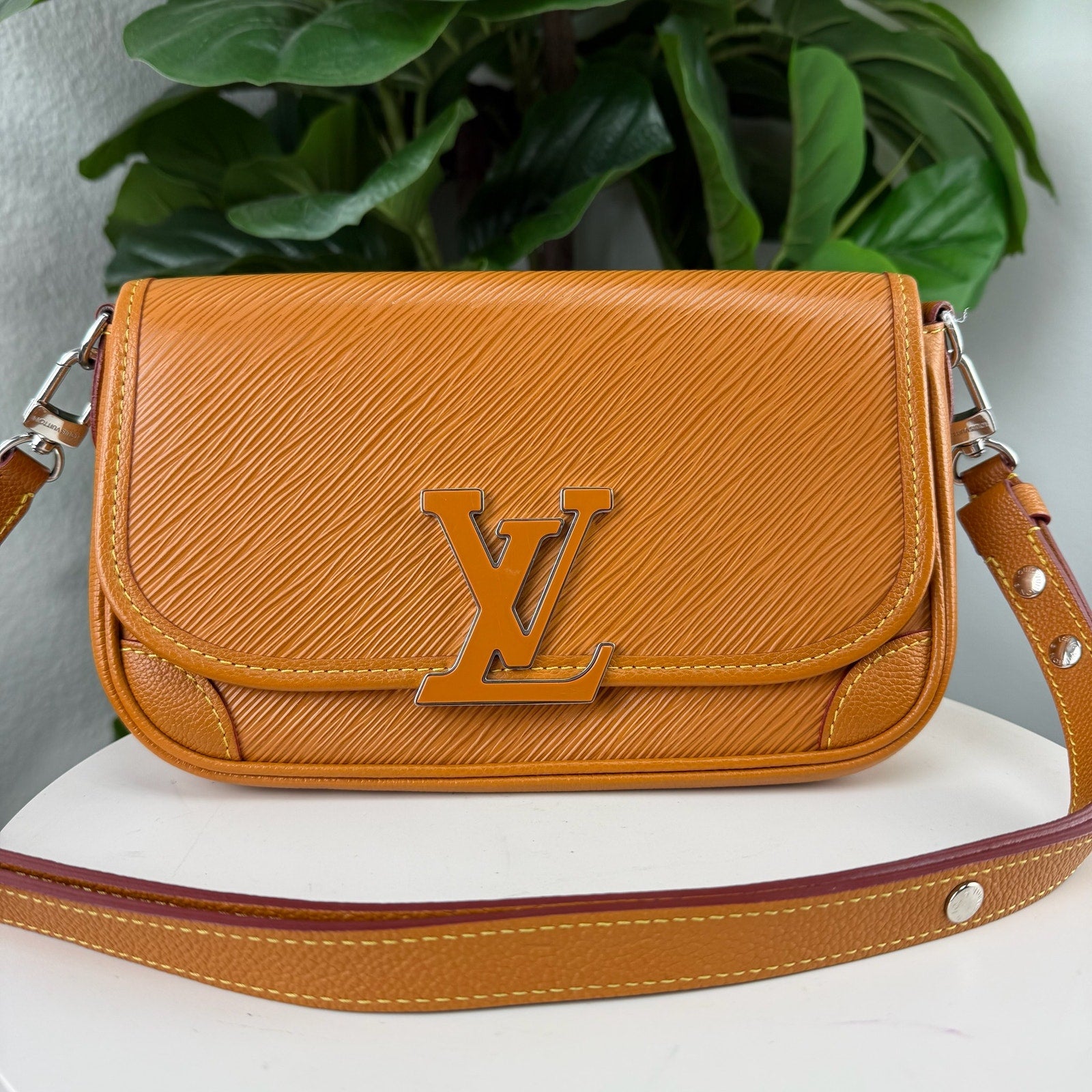 Authentic Louis Vuitton Buci Crossbody Bag Honey Epi 2-way